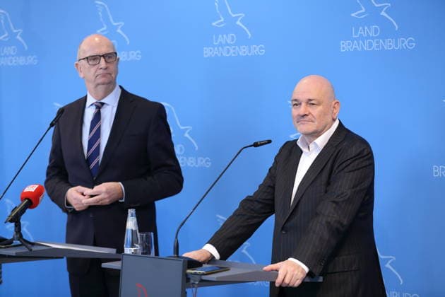 Ministerpräsident Dietmar Woidke (SPD) und Finanzminister Robert Crumbach (parteilos, zuvor BSW und SPD), v.l., während einer Pressekonferenz zum Bruch der Regierungskoalition von SPD und BSW in der Brandenburger Staatskanzlei in Potsdam, 6. Januar 2026. Bruch der Regierungskoalition in Brandenburg *** Minister-President Dietmar Woidke SPD and Finance Minister Robert Crumbach, non-party, previously BSW and SPD , from left, during a press conference on the break-up of the governing coalition of SPD and BSW at the Brandenburg State Chancellery in Potsdam, January 6, 2026 Break-up of the governing coalition in Brandenburg