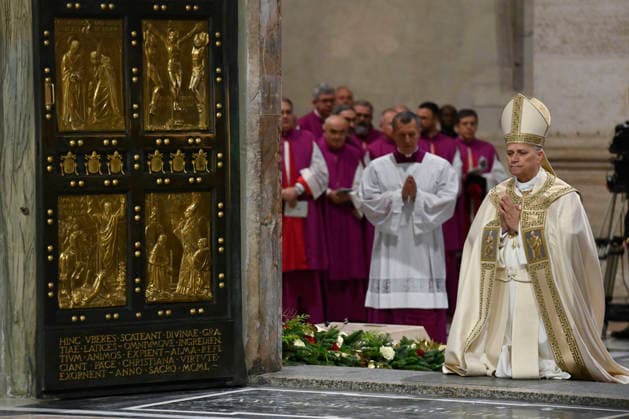 ITALY - POPE LEO XIV CLOSES ST.PETERS BASILICA HOLY DOOR TO END THE 2025 ORDINARY JUBILEE YEAR AT THE VATICAN - 2026 1 6 Italy, Rome, Vatican, 2026 1 6 .Pope Leo XIV closes St. Peter s Basilica Holy Door to end the 2025 ordinary Jubilee year, at the Vatican EDITORIAL USE ONLY - NO BOOKS Copyright: xVATICANxMEDIAx