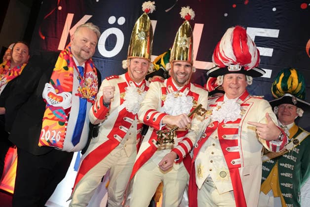 Koelner Karneval, Einzug des Dreigestirn in die Hofburg Das Koelner Dreigestirn um Prinz Niklas I. (Niklas Juengling) gemeinsam mit Jungfrau Aenne (Stefan Blatt) und Bauer Clemens (Clemens von Blanckart) bekommt von Hoteldirektor Holger Hess offiziellen Eden Schluessel beim Einzug in die Hofburg im Dorint Hotel Koeln, Koeln, 06.01.2026 Koeln NRW Deutschland *** Cologne Carnival, entry of the triumvirate into the Hofburg The Cologne triumvirate around Prince Niklas I Niklas Juengling together with Maid Aenne Stefan Blatt and Farmer Clemens Clemens von Blanckart receive official Eden keys from hotel director Holger Hess at the entry into the Hofburg at the Dorint Hotel Koeln, Koeln, 06 01 2026 Koeln NRW Germany