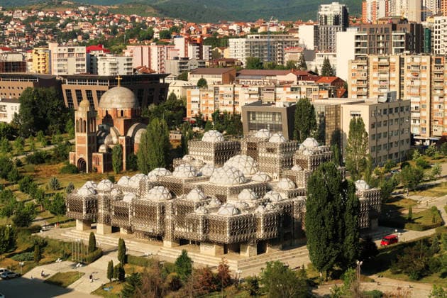 Blick vom Glockenturm der Kathedrale der Heiligen Mutter Theresa auf die Nationale Universitätsbibliothek des Kosovo, ein Beispiel für brutalistische, sozialistische Architektur im Stadtzentrum von Prishtina, Pristina, Kosovo Blick vom Glockenturm der Kathedrale der Heiligen Mutter Theresa auf die Nationale Universitätsbibliothek des Kosovo, ein Beispiel für brutalistische, sozialistische Architektur im Stadtzentrum von Prishtina, Pristina, Kosovo (License=RF) Copyright: xZoonar.com AnjaxKoeberlex 24435351