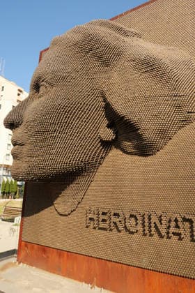 Das Heroinat-Denkmal, eine Skulptur im Stadtzentrum von Prishtina, Pristina, zum Gedenken an die Verbrechen an Frauen im Kosovo-Krieg, Kosovo Das Heroinat-Denkmal, eine Skulptur im Stadtzentrum von Prishtina, Pristina, zum Gedenken an die Verbrechen an Frauen im Kosovo-Krieg, Kosovo (License=RF) Copyright: xZoonar.com AnjaxKoeberlex 24435450