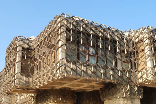 Die kubischen Formen, die die Fassade der Nationalen Universitätsbibliothek des Kosovo bilden, bedeckt von einem Metallgitter, einem Netz, einem Beispiel für sozialistische, brutalistische Architektur im Stadtzentrum von Prishtina, Pristina, Kosovo Die kubischen Formen, die die Fassade der Nationalen Universitätsbibliothek des Kosovo bilden, bedeckt von einem Metallgitter, einem Netz, einem Beispiel für sozialistische, brutalistische Architektur im Stadtzentrum von Prishtina, Pristina, Kosovo (License=RF) Copyright: xZoonar.com AnjaxKoeberlex 24435532
