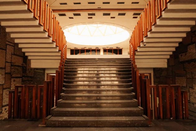 Die Treppe, das Treppenhaus, der Flur mit Holzgeländern, Handläufen, Geländern in der Nationalen Universitätsbibliothek des Kosovo, Prishtina, Pristina, Kosovo Die Treppe, das Treppenhaus, der Flur mit Holzgeländern, Handläufen, Geländern in der Nationalen Universitätsbibliothek des Kosovo, Prishtina, Pristina, Kosovo (License=RM) Copyright: xZoonar.com AnjaxKoeberlex 24435535