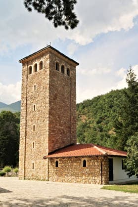 Der Glockenturm im Innenhof des Patriarchatsklosters von Pec, außerhalb von Peja, Kosovo The tower, bell tower inside the courtyard of the Patriarchate of Pec Monastery, outside Peja, Kosovo 2022 (License=RF) Copyright: xZoonar.com AnjaxKoeberlex 24439785