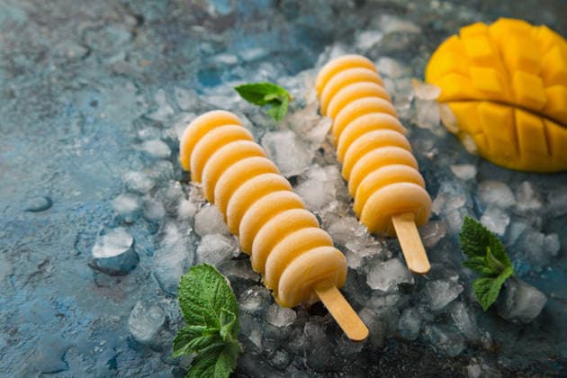 selbstgemachte Mango-Eis am Stiel homemade mango popsicles, blue background, selective focus (License=RF) Copyright: xZoonar.com AnnaxShepulovax 24443399