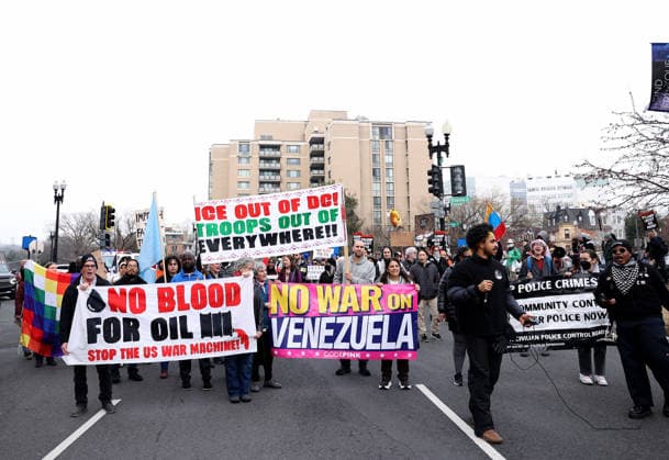 Prfotest against the capture of Venezuelan President Nicolas Maduro In Washington DC, USA.. - 06 January 2026 Demonstrators hold signs and shout slogans to oppose the U.S. military strike on Caracas, Venezuela, and the capture of Venezuelan President Nicolas Maduro, outside the Kennedy Center in Washington, DC, USA, on January 6, 2026. The U.S ArmyÕs elite Delta Force arrested on January 3, VenezuelaÕs President Nicolas Maduro and his wife Cilia Flores. The two have been accused of drug trafficking and involved in at least six different terrorism groups and have been indicted since 2020 by the Southern District of New York. WASHINGTON DC UNITED STATES Copyright: xGentxShkullakux