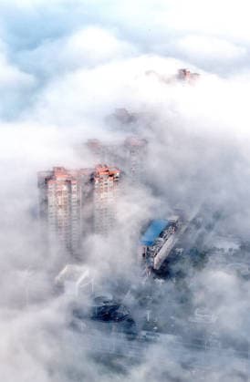 Thick Fog Hit Rong an High rise buildings are faintly visible under thick fog in Rong an County, Liuzhou City, Guangxi, China on January 7, 2026. Rong an Guangxi China  Copyright: xCFOTOx i1767793964149