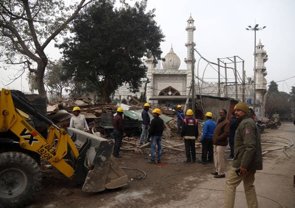 January 7, 2026, New Delhi, New Delhi, India: New Delhi, India: workers carry out a demolition drive using heavy machinery to remove alleged encroachments from land adjoining the Syed Faiz Elahi Mosque in the Turkman Gate area. Debris from the demolished structures is seen at the site as civic authorities conducted the operation amid security arrangements. (Wednesday, January 7, 2025.Photog: .kCity: New Delhi.Country: India.Category: INT.ZUMA Categories: INT New Delhi India - ZUMAd288 20260107_zip_d288_023 Copyright: xDeepakx