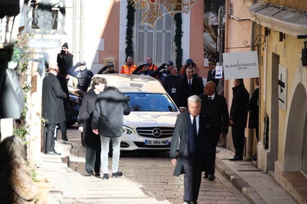 Brigitte Bardot Funeral - Saint-Tropez The hearst transporting the coffin drives towards arriving at Notre-Dame de l Assomption church, for the funeral ceremony for late French actress Brigitte Bardot, in Saint-Tropez, southeastern France, on January 7, 2026. French film sensation Brigitte Bardot, a symbol of sexual liberation in the 1950s and 1960s who reinvented herself as an animal rights defender and embraced far-right views, died on Decmber 28, 2025 aged 91. Photo by Raphael Lafargue ABACAPRESS.COM Saint-Tropez France  Copyright: xLafarguexRaphael ABACAx