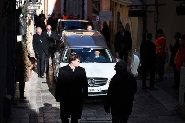 Brigitte Bardot Funeral - Saint-Tropez The hearst transporting the coffin drives towards arriving at Notre-Dame de l Assomption church, for the funeral ceremony for late French actress Brigitte Bardot, in Saint-Tropez, southeastern France, on January 7, 2026. French film sensation Brigitte Bardot, a symbol of sexual liberation in the 1950s and 1960s who reinvented herself as an animal rights defender and embraced far-right views, died on Decmber 28, 2025 aged 91. Photo by Raphael Lafargue ABACAPRESS.COM Saint-Tropez France  Copyright: xLafarguexRaphael ABACAx