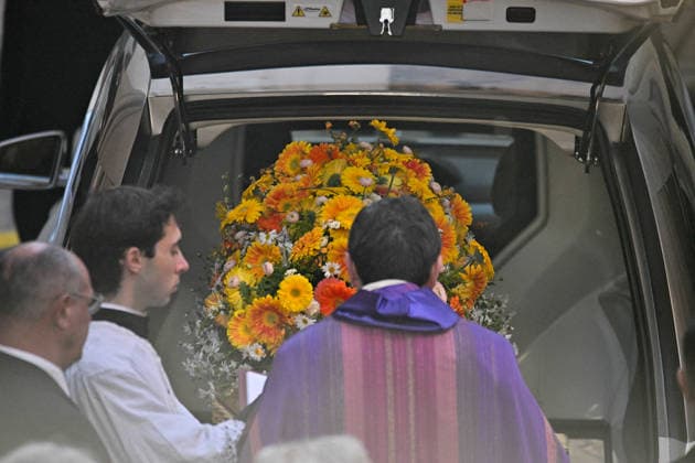 Brigitte Bardot Funeral - Saint-Tropez Coffin arriving at Notre-Dame de l Assomption church, for the funeral ceremony for late French actress Brigitte Bardot, in Saint-Tropez, southeastern France, on January 7, 2026. French film sensation Brigitte Bardot, a symbol of sexual liberation in the 1950s and 1960s who reinvented herself as an animal rights defender and embraced far-right views, died on Decmber 28, 2025 aged 91. Photo by Julien Reynaud APS-Medias ABACAPRESS.COM Saint-Tropez France  Copyright: xReynaudxJulien APS-Medias ABACAx