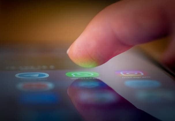 Finger über dem Smartphone, kurz vorm Öffnen einer Messenger-App *** Finger via the Smartphone, briefly vorm open a Messenger App 1047101704