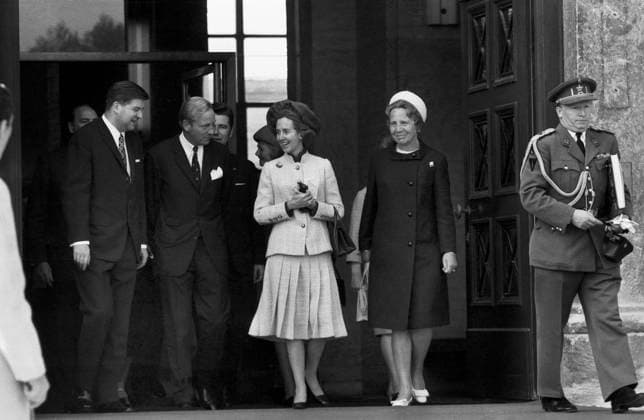 Königin Fabiola von Belgien, elegant gekleidet in einem hellen Kostüm und passendem Barett, verlässt in Begleitung einer Delegation ein offizielles Gebäude während ihres Staatsbesuchs in München im April 1971. München Bayern Deutschland *** Queen Fabiola from Belgium, elegant dressed in a bright Costume and appropriate Beret, leaves in Support a Delegation a official Building during their State visit in Munich at April 1971 Munich Bavaria Germany Copyright: xUnitedxArchivesx xSvenxSimonxArchives SVS_94010002069
