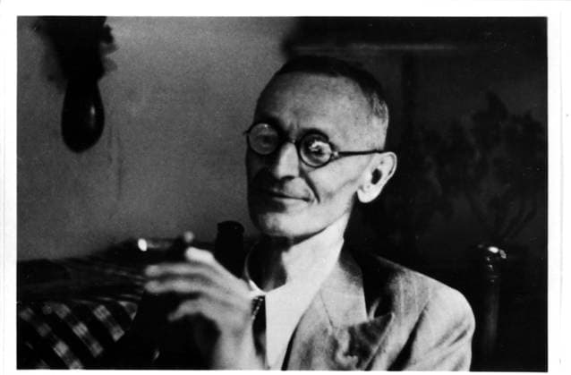 Reprofoto eines Schwarzweißporträts von Hermann Hesse. Der Schriftsteller sitzt entspannt mit Brille und Zigarette in der Hand, sein Blick nachdenklich und freundlich zugleich. Aufnahme vermutlich aus den 1940er-Jahren, in häuslicher Umgebung entstanden. Deutschland *** Repro photo one Black and white portraits from Hermann Hesse the Writer sits relaxed with Glasses and Cigarette in the Hand, its View thoughtful and friendly also Recording probably from the 1940s years, in domestic Environment originated Germany Copyright: xUnitedxArchivesx xSvenxSimonxArchives SVS_94010002284