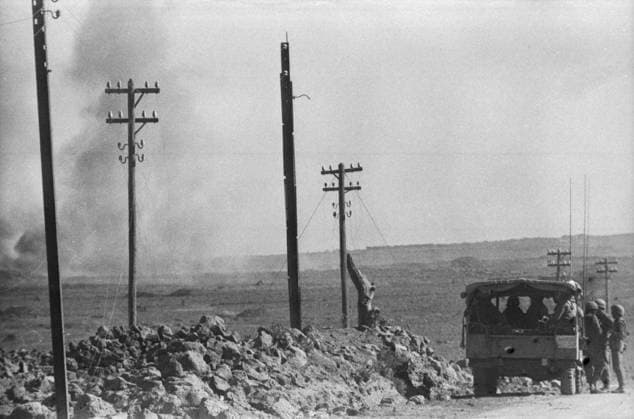 Israelischer Panzerspähwagen mit Soldaten auf Patrouille im Gebiet der Golan-Höhen während des Jom-Kippur-Krieges im Oktober 1973, im Hintergrund aufsteigende Rauchwolken und beschädigte Infrastruktur. Golan-Höhen Syrien *** Israeli Panzerspähwagen with Soldiers at Patrol at Area the Golan Heights during of Jom KIPPUR War at October 1973, at Background Ascending Clouds of smoke and Damaged Infrastructure Golan Heights Syria Copyright: xUnitedxArchivesx xSvenxSimonxArchives SVS_94010002289
