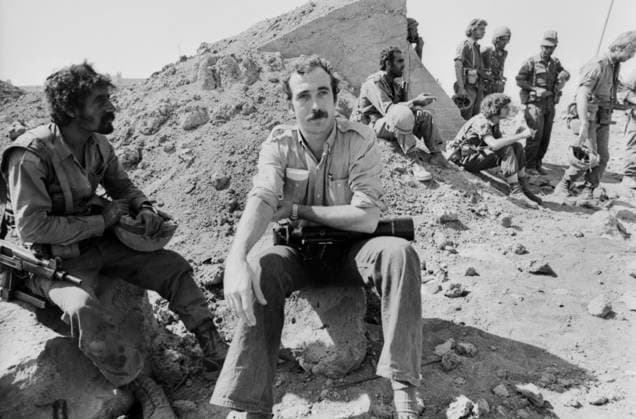 Während einer Gefechtspause auf den Golan-Höhen im Oktoberkrieg 1973 unterhält sich ein israelischer Soldat mit dem Fotojournalisten und BILD Reporter Holger Diezemann. Im Hintergrund ruhen weitere Soldaten im Schutz von Sandsäcken und Mauerwerk. Golan-Höhen Syrien *** during a Break in combat at the Golan Heights at October War 1973 maintains itself a Israeli Soldier with the Photojournalists and Picture Reporter Holger Diezemann at Background resting further Soldiers at Protection from Sandbags and Masonry Golan Heights Syria Copyright: xUnitedxArchivesx xSvenxSimonxArchives SVS_94010002296