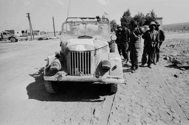 Israelische Soldaten sprechen während des Jom-Kippur-Krieges 1973 mit Kameraden in einem offenen Militärfahrzeug auf den Golan-Höhen. Golan-Höhen Syrien *** Israeli Soldiers speak during of Jom KIPPUR War 1973 with Comrades in a open Military vehicle at the Golan Heights Golan Heights Syria Copyright: xUnitedxArchivesx xSvenxSimonxArchives SVS_94010002306