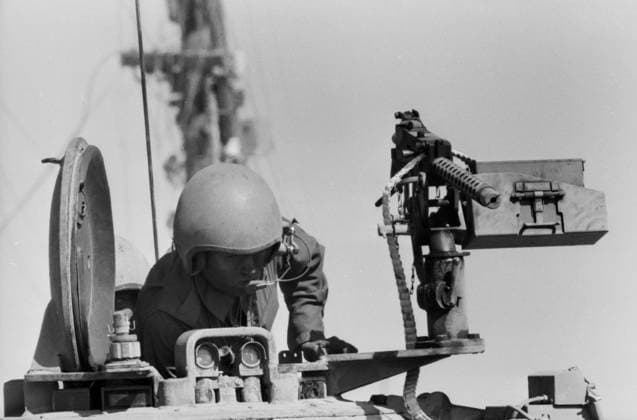 Ein israelischer Soldat führt während des Oktoberkriegs 1973 ein Funkgespräch aus der Kommandoluke eines Panzers, neben ihm ist ein schweres Maschinengewehr montiert. Golan-Höhen Syrien *** a Israeli Soldier leads during of October War 1973 a Radio call from the Command hatch one Panzers, next to him is a Heavy Machine gun mounted Golan Heights Syria Copyright: xUnitedxArchivesx xSvenxSimonxArchives SVS_94010002310