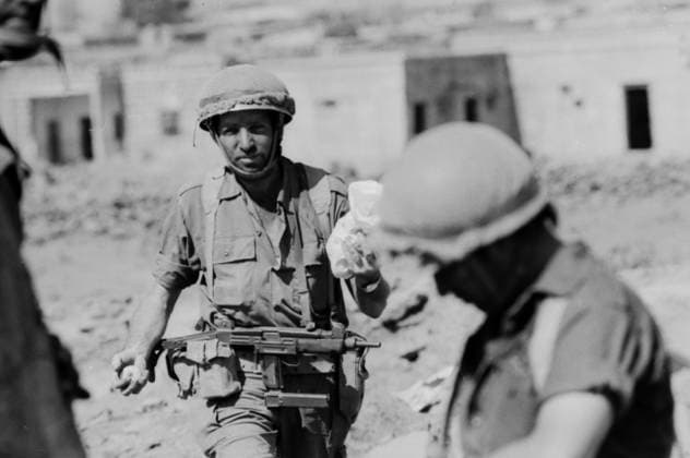 Israelische Soldaten während einer Gefechtspause auf den Golan-Höhen im Oktoberkrieg 1973. Die Männer essen Birnen, wirken erschöpft, aber konzentriert. Im Hintergrund staubige Landschaft und Militärfahrzeuge. Golan-Höhen Syrien *** Israeli Soldiers during a Break in combat at the Golan Heights at October War 1973 the Men Food Pears, operate exhausted, but concentrated at Background dusty Landscape and Military vehicles Golan Heights Syria Copyright: xUnitedxArchivesx xSvenxSimonxArchives SVS_94010002313
