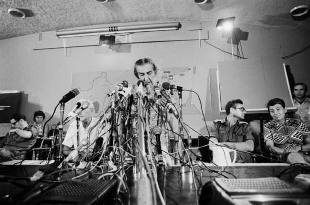 Israels Premierministerin Golda Meir spricht am 18. Oktober 1973 während des Jom-Kippur-Krieges auf einer internationalen Pressekonferenz in Tel Aviv. Im Vordergrund ein dichtes Netz aus Mikrofonen, im Hintergrund eine strategische Karte des Frontverlaufs. Tel Aviv Tel Aviv Israel *** Israel Prime Minister Golda Meir speaks on 18 October 1973 during of Jom KIPPUR War at a International Press conference in Tel Aviv at Foreground a Density Network from microphones, at Background a Strategic Map of Front course Tel Aviv Tel Aviv Israel Copyright: xUnitedxArchivesx xSvenxSimonxArchives SVS_94010002314