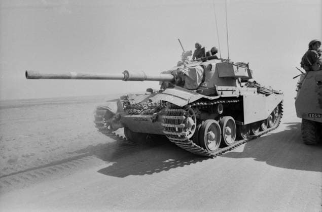 Israelischer Kampfpanzer des Typs Centurion (Sho t Kal) mit aufgesessener Besatzung auf einer Wüstenstraße während des Jom-Kippur-Kriegs 1973. Der britische Centurion wurde von Israel modifiziert und mit einem leistungsstärkeren Motor sowie einer 105-mm-Kanone ausgestattet. Israel Syrien *** Israeli Battle tanks of Type Centurion Sho T Kal with sat on Crew at a Desert road during of Jom KIPPUR War 1973 the British Centurion was from Israel modified and with a more powerful Engine and a 105 MM Cannon equipped Israel Syria Copyright: xUnitedxArchivesx xSvenxSimonxArchives SVS_94010002345