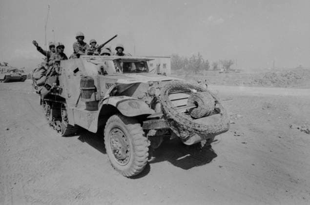 Israelische Soldaten in einem gepanzerten M3-Halbkettenfahrzeug der IDF während des Jom-Kippur-Kriegs 1973. Das Fahrzeug ist mit NATO-Drahtrollen zur Feldsicherung beladen. Israel Syrien *** Israeli Soldiers in a armoured M3 Half the IDF during of Jom KIPPUR War 1973 the Vehicle is with NATO Wire coils to Field protection Loading Israel Syria Copyright: xUnitedxArchivesx xSvenxSimonxArchives SVS_94010002346