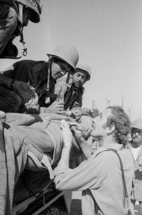 Journalist Holger Diezemann spricht mit israelischen Soldaten während einer Pause auf einem Einsatzfahrzeug im Jom-Kippur-Krieg. Die Soldaten sitzen entspannt, einige mit Getränkeflaschen in der Hand, während der Reporter sich Notizen macht. Golan-Höhen Syrien *** Journalist Holger Diezemann speaks with Israeli Soldiers during a Break at a Emergency vehicle at Jom KIPPUR War the Soldiers sit relaxed, some with Drink bottles in the Hand, during the Reporter itself Notes makes Golan Heights Syria Copyright: xUnitedxArchivesx xSvenxSimonxArchives SVS_94010002351