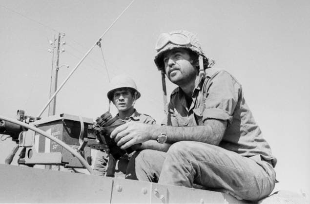 Zwei israelische Soldaten sitzen auf einem gepanzerten Spähwagen während des Jom-Kippur-Krieges. Der vordere Soldat mit Netzhelm und Schutzbrille hält ein Fernglas in der Hand, sein konzentrierter Blick geht in die Ferne. Hinter ihm steht ein zweiter Soldat mit klassischem Stahlhelm. Golan-Höhen Syrien *** Two Israeli Soldiers sit at a armoured Spähwagen during of Jom KIPPUR War the Front Soldier with Mesh helmet and Safety goggles holds a Binoculars in the Hand, its Concentrated View goes in the Remote behind him is a Second Soldier with classic Steel helmet Golan Heights Syria Copyright: xUnitedxArchivesx xSvenxSimonxArchives SVS_94010002354