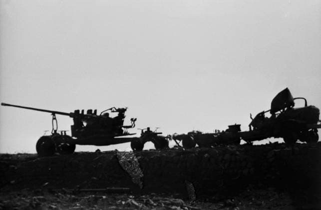 Silhouette eines zerstörten oder aufgegebenen Artilleriegeschützes mit Transportfahrzeug am Straßenrand auf den Golan-Höhen. Die Szene entstand vermutlich während des Jom-Kippur-Krieges 1973. Der Konvoi scheint durch Kämpfe gestoppt worden zu sein. Golan-Höhen Syrien *** Silhouette one destroyed Or abandoned Artillery with Transport vehicle on Roadside at the Golan Heights the Scene was created probably during of Jom KIPPUR War 1973 the Convoy seems through Fights stopped has been to its Golan Heights Syria Copyright: xUnitedxArchivesx xSvenxSimonxArchives SVS_94010002361
