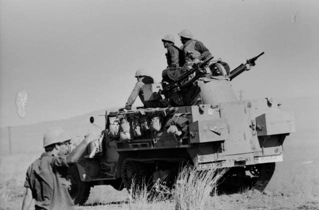 Israelischer Spähpanzer mit Soldaten auf einer staubigen Nachschubstraße auf den Golan-Höhen, vermutlich während des Jom-Kippur-Krieges 1973. Golan-Höhen Syrien *** Israeli Spähpanzer with Soldiers at a dusty Supply line at the Golan Heights, probably during of Jom KIPPUR War 1973 Golan Heights Syria Copyright: xUnitedxArchivesx xSvenxSimonxArchives SVS_94010002362