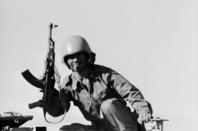 Israelischer Soldat mit erbeuteter Kalaschnikow (AK-47) auf den Golan-Höhen während des Jom-Kippur-Krieges 1973. Golan-Höhen Syrien *** Israeli Soldier with erbeuteter Kalashnikov AK 47 at the Golan Heights during of Jom KIPPUR War 1973 Golan Heights Syria Copyright: xUnitedxArchivesx xSvenxSimonxArchives SVS_94010002363