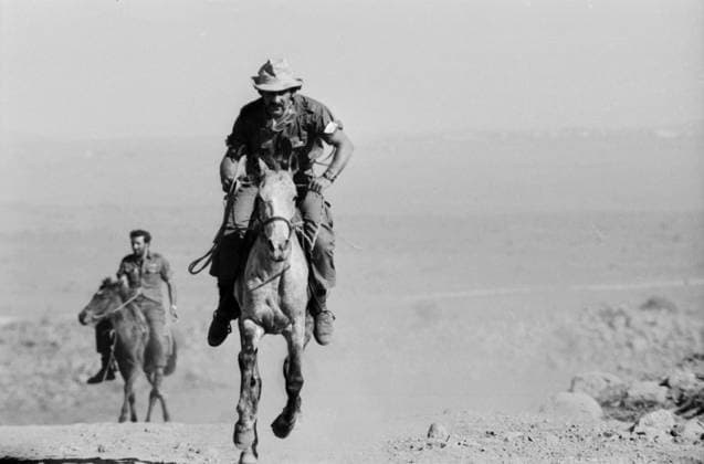 Israelische Soldaten reiten auf syrischen Pferden über eine staubige Anhöhe auf den Golanhöhen während einer Gefechtspause im Jom-Kippur-Krieg 1973. Golan-Höhen Syrien *** Israeli Soldiers ride at Syrian Horses via a dusty Hill at the Golan Heights during a Break in combat at Jom KIPPUR War 1973 Golan Heights Syria Copyright: xUnitedxArchivesx xSvenxSimonxArchives SVS_94010002364