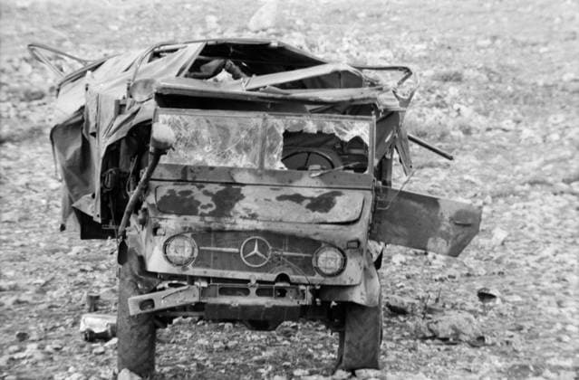 Zerstörter Mercedes-Benz Unimog mit zerschossenem Führerhaus auf den Golanhöhen nach einem Gefecht im Jom-Kippur-Krieg 1973. Golan-Höhen Syrien *** Destroyer Mercedes Benz Unimog with zerschossenem Driver s cab at the Golan Heights to a Combat at Jom KIPPUR War 1973 Golan Heights Syria Copyright: xUnitedxArchivesx xSvenxSimonxArchives SVS_94010002365