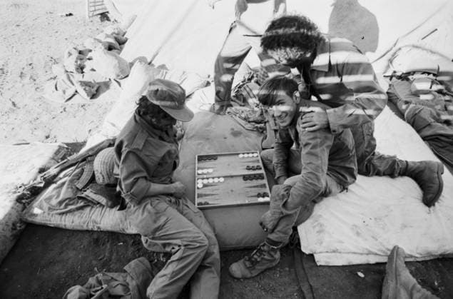 Israelische Soldaten entspannen sich während einer Gefechtspause auf dem Boden eines provisorischen Feldlagers. Zwei von ihnen spielen konzentriert Trictrac (Backgammon), ein dritter Soldat lehnt sich über die Schulter; Ablenkung vom Kriegsgeschehen auf den Golanhöhen während des Jom-Kippur-Krieges 1973. Golan-Höhen Syrien *** Israeli Soldiers Relax itself during a Break in combat at the Floor one Provisional encampment Two from them Play concentrated Trictrac Backgammon , a Third party Soldier rejects itself via the Shoulder Distraction from War at the Golan Heights during of Jom KIPPUR War 1973 Golan Heights Syria Copyright: xUnitedxArchivesx xSvenxSimonxArchives SVS_94010002369