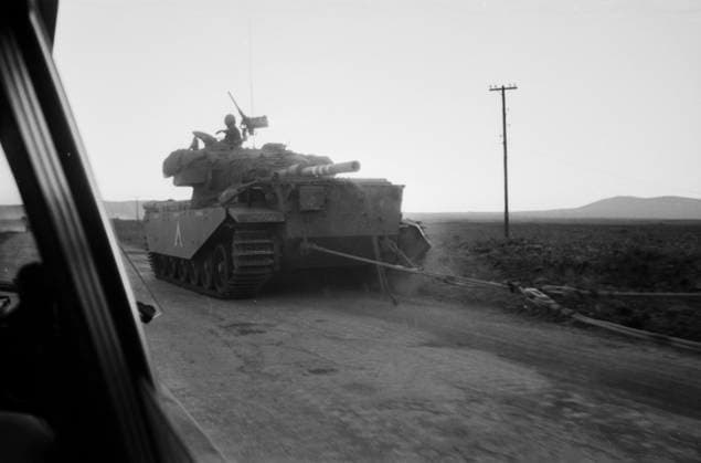 Ein israelischer Kampfpanzer vom Typ Centurion (Schirion, vermutlich Variante Sho t) zieht einen weiteren Panzer oder ein Fahrzeug abseits der Straße auf den Golanhöhen während des Jom-Kippur-Kriegs 1973. Golan-Höhen Syrien *** a Israeli Battle tanks from Type Centurion Shirion, probably Variant Sho T pulls a further Tanks Or a Vehicle Offside the Street at the Golan Heights during of Jom KIPPUR War 1973 Golan Heights Syria Copyright: xUnitedxArchivesx xSvenxSimonxArchives SVS_94010002372