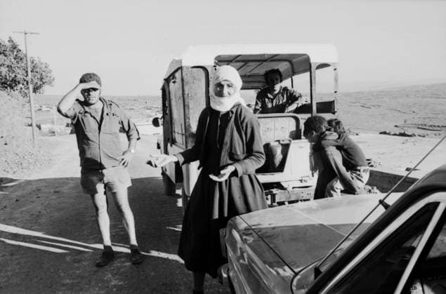 Ein israelischer Soldat begegnet während des Jom-Kippur-Krieges 1973 auf einer Straße in einem syrischen Dorf einer Frau mit traditionellem Kopftuch. Golan-Höhen Syrien *** a Israeli Soldier meets during of Jom KIPPUR War 1973 at a Street in a Syrian Village a Woman with traditional Headscarf Golan Heights Syria Copyright: xUnitedxArchivesx xSvenxSimonxArchives SVS_94010002376