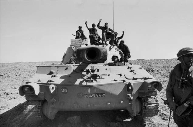 Israelische Soldaten posieren siegreich auf einem Kampfpanzer vom Typ Centurion, mutmaßlich während oder nach einem Einsatz auf den Golanhöhen während des Jom-Kippur-Krieges 1973. Golan-Höhen Syrien *** Israeli Soldiers pose victorious at a Battle tanks from Type Centurion, Mutmaßlich during Or to a Deployment at the Golan Heights during of Jom KIPPUR War 1973 Golan Heights Syria Copyright: xUnitedxArchivesx xSvenxSimonxArchives SVS_94010002378