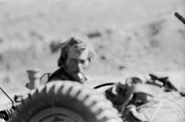 Unscharfe Aufnahme eines israelischen Soldaten am Steuer eines Jeeps während der Rückwärtsfahrt während des Jom-Kippur-Krieges 1973. Golan-Höhen Syrien *** Fuzzy Recording one Israeli Soldiers on Tax one Jeeps during the Reverse travel during of Jom KIPPUR War 1973 Golan Heights Syria Copyright: xUnitedxArchivesx xSvenxSimonxArchives SVS_94010002381