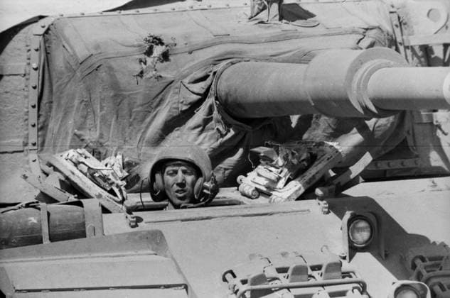 Israelischer Panzerfahrer blickt während des Jom-Kippur-Kriegs 1973 aus der Luke, über ihm das Geschütz mit Einschussloch in der Schutzplane. Golan-Höhen Syrien *** Israeli Tank drivers looks during of Jom KIPPUR War 1973 from the Luke, via him the Gun with Einschussloch in the Protective cover Golan Heights Syria Copyright: xUnitedxArchivesx xSvenxSimonxArchives SVS_94010002383