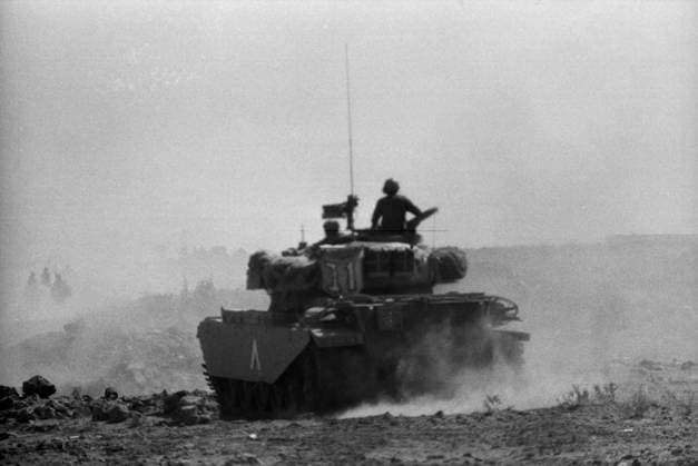 Ein israelischer Panzer fährt während des Jom-Kippur-Kriegs 1973 durch staubiges Gelände, ein Soldat ist auf dem Turm zu erkennen. Im Hintergrund liegt alles im Dunst. Golan-Höhen Syrien *** a Israeli Tanks drives during of Jom KIPPUR War 1973 through dusty Terrain, a Soldier is at the Tower to recognize at Background is all at haze Golan Heights Syria Copyright: xUnitedxArchivesx xSvenxSimonxArchives SVS_94010002384