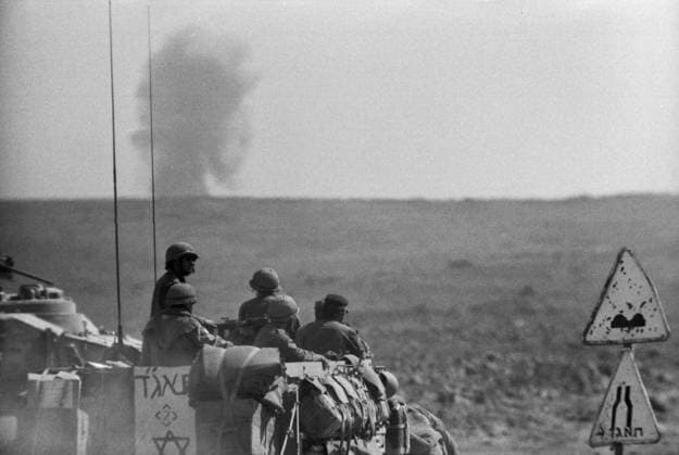 Israelische Soldaten auf Panzer während des Jom-Kippur-Kriegs 1973 im Vormarsch, im Hintergrund steigt eine Rauchsäule über der Ebene auf. Golan-Höhen Syrien *** Israeli Soldiers at Tanks during of Jom KIPPUR War 1973 at Advance, at Background increases a Column of smoke via the Level at Golan Heights Syria Copyright: xUnitedxArchivesx xSvenxSimonxArchives SVS_94010002385