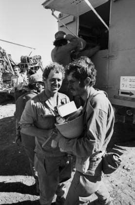 Israelische Soldaten während einer Gefechtspause bei der Verpflegungsausgabe im Jom-Kippur-Krieg 1973; einer trägt Essensrationen im Helm. Golan-Höhen Syrien *** Israeli Soldiers during a Break in combat at the Catering service at Jom KIPPUR War 1973 a carries Essensrationen at Helmet Golan Heights Syria Copyright: xUnitedxArchivesx xSvenxSimonxArchives SVS_94010002386