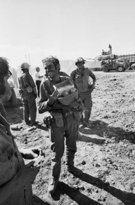 Israelischer Soldat mit einem prall gefüllten Paket aus der Heimat, umringt von Kameraden in entspannter Atmosphäre während des Jom-Kippur-Kriegs 1973. Golan-Höhen Syrien *** Israeli Soldier with a blazing filled Package from the Home, surrounds from Comrades in more relaxed Atmosphere during of Jom KIPPUR War 1973 Golan Heights Syria Copyright: xUnitedxArchivesx xSvenxSimonxArchives SVS_94010002387
