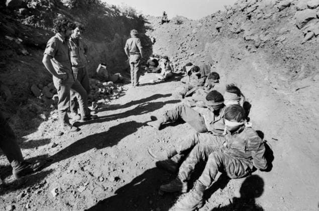 Oktober 1973: Israelische Soldaten bewachen eine Gruppe gefesselter und gefesselter syrischer Kriegsgefangener in einem Graben. Syrien *** October 1973 Israeli Soldiers guard a Group Gefesselter and Gefesselter Syrian Prisoner of war in a Trench Syria Copyright: xUnitedxArchivesx xSvenxSimonxArchives SVS_94010002403
