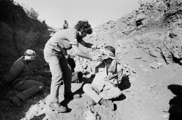 Ein syrischer Kriegsgefangener erhält während des Jom-Kippur-Kriegs 1973 Wasser aus einer Konservendose. Syrien *** a Syrian Prisoner of war receives during of Jom KIPPUR War 1973 Water from a Tin can Syria Copyright: xUnitedxArchivesx xSvenxSimonxArchives SVS_94010002405