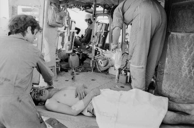 Sinai, Oktober 1973: Ein verletzter israelischer Soldat wird auf einer Trage in einen Militärhubschrauber verladen. Sanitäter und Soldaten unterstützen den Transport, während der Verwundete im Inneren des Helikopters versorgt wird. Die Szene zeigt den unmittelbaren Ablauf einer Evakuierung aus dem Kriegsgebiet. Wüste Sinai Ägypten *** Sinai, October 1973 a Injured Israeli Soldier will at a Stretcher in a Military helicopter loaded Paramedics and Soldiers support the Transportation, during the wounded at Interior of Helicopters supplied will the Scene shows the direct Procedure a Evacuation from the War zone Desert Sinai Egypt Copyright: xUnitedxArchivesx xSvenxSimonxArchives SVS_94010002435
