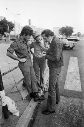 Oktober 1973, Jom-Kippur-Krieg: Ein junges israelisches Soldatenpaar spricht in einer Stadt mit Bild-Reporter Holger Diezemann, vermutlich auf dem Weg per Anhalter zur Armee. Israel *** October 1973, Jom KIPPUR War a Young one Israeli Pair of soldiers speaks in a City with Picture Reporter Holger Diezemann, probably at the Path per Anhalter to Army Israel Copyright: xUnitedxArchivesx xSvenxSimonxArchives SVS_94010002559