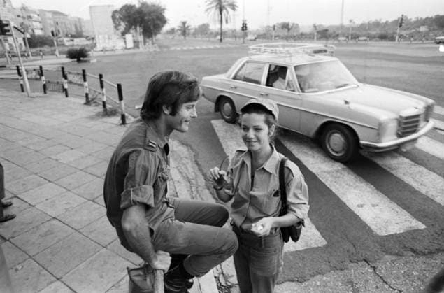 Oktober 1973, Jom-Kippur-Krieg: Ein junges israelisches Soldatenpaar wartet in einer Stadt an einer Straßenkreuzung vermutlich auf eine Mitfahrgelegenheit zur Armee. Israel *** October 1973, Jom KIPPUR War a Young one Israeli Pair of soldiers waits in a City to a Crossing probably at a Carpooling to Army Israel Copyright: xUnitedxArchivesx xSvenxSimonxArchives SVS_94010002560