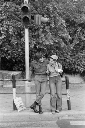 Oktober 1973, Jom-Kippur-Krieg: Ein junges israelisches Soldatenpaar steht lächelnd an einer Ampel in einer Stadt und wartet offenbar auf eine Mitfahrgelegenheit zur Armee. Israel *** October 1973, Jom KIPPUR War a Young one Israeli Pair of soldiers is smiling to a traffic light in a City and waits apparently at a Carpooling to Army Israel Copyright: xUnitedxArchivesx xSvenxSimonxArchives SVS_94010002561