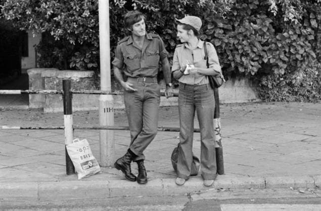 Oktober 1973, Jom-Kippur-Krieg: Ein junges israelisches Soldatenpaar steht lächelnd an einer Ampel in einer Stadt und wartet offenbar auf eine Mitfahrgelegenheit zur Armee. Israel *** October 1973, Jom KIPPUR War a Young one Israeli Pair of soldiers is smiling to a traffic light in a City and waits apparently at a Carpooling to Army Israel Copyright: xUnitedxArchivesx xSvenxSimonxArchives SVS_94010002562